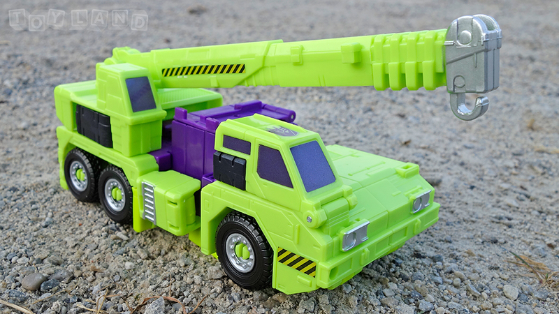 Illustration for article titled The Colossal New Transformers Devastator Is Better than the Original